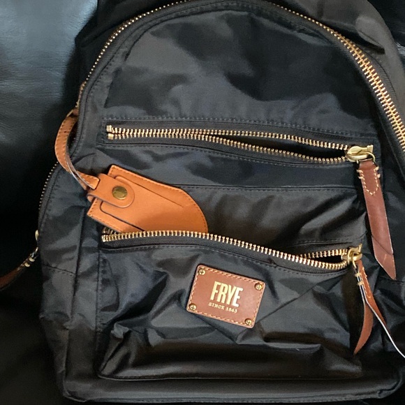 Frye black with leather accent
L17
Will fit my 13 in dell and larger - Picture 1 of 10